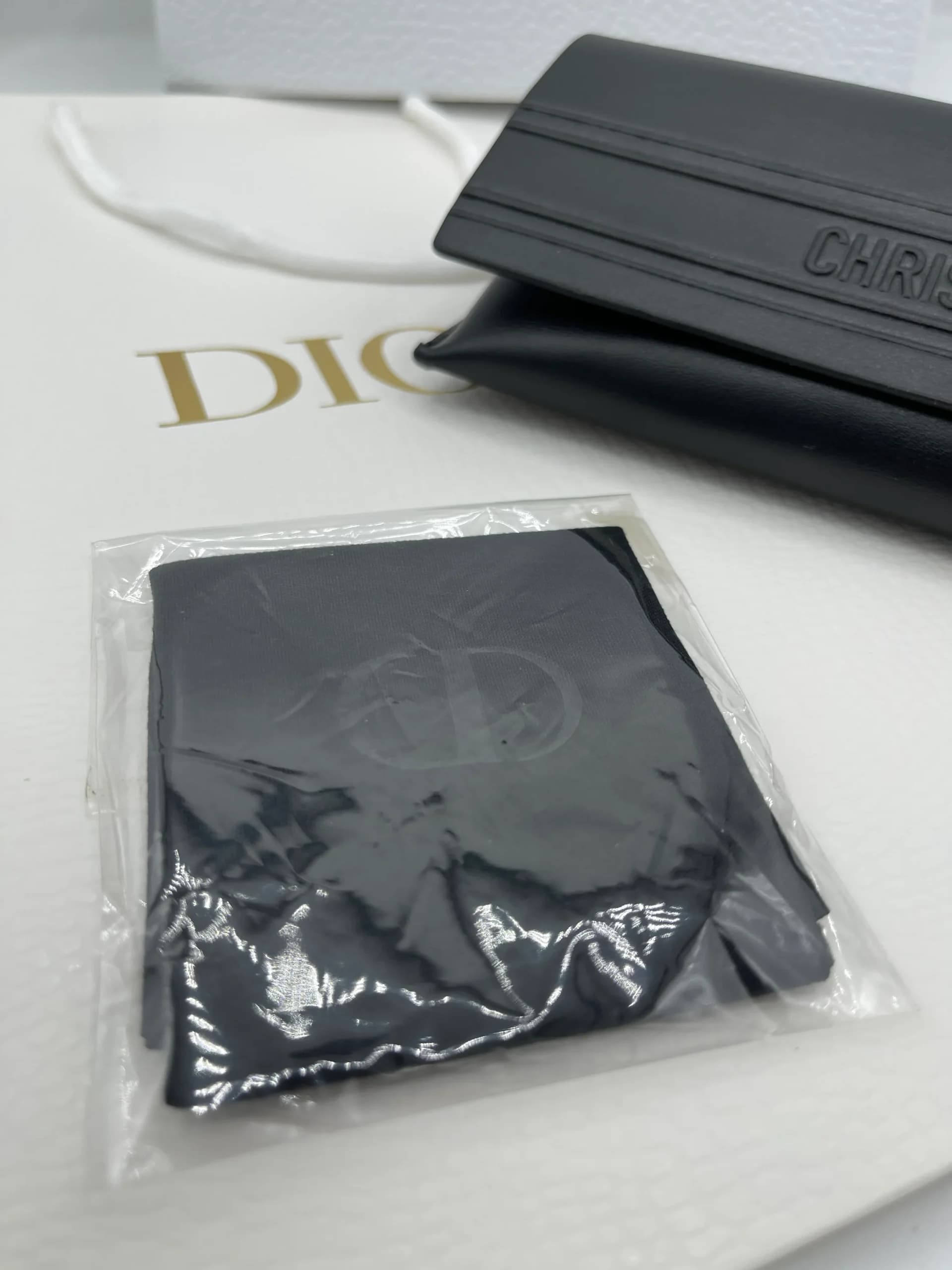 پک کامل جلد و جعبه عینک دیور (Dior) | ست ۵ تکه لوکس (هارد باکس، جلد چرمی، بگ و کارت) — تصویر ۶