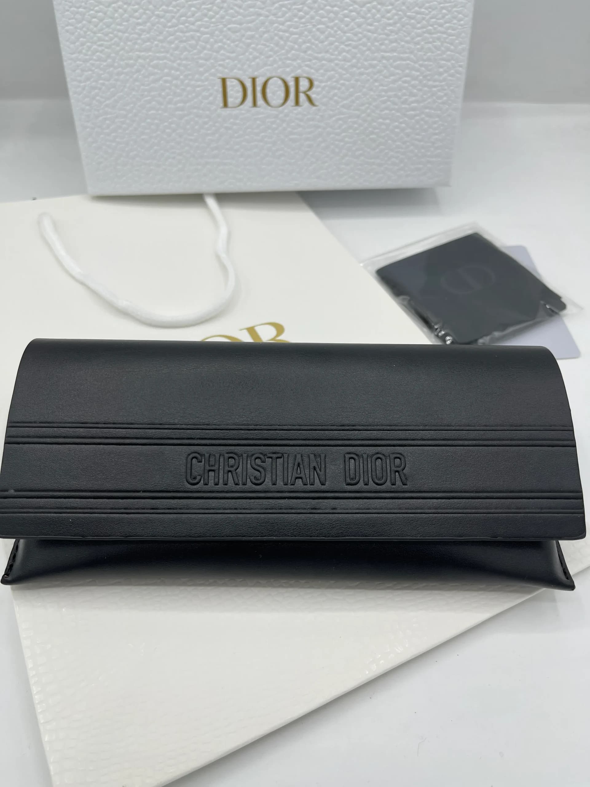 پک کامل جلد و جعبه عینک دیور (Dior) | ست ۵ تکه لوکس (هارد باکس، جلد چرمی، بگ و کارت) — تصویر ۴