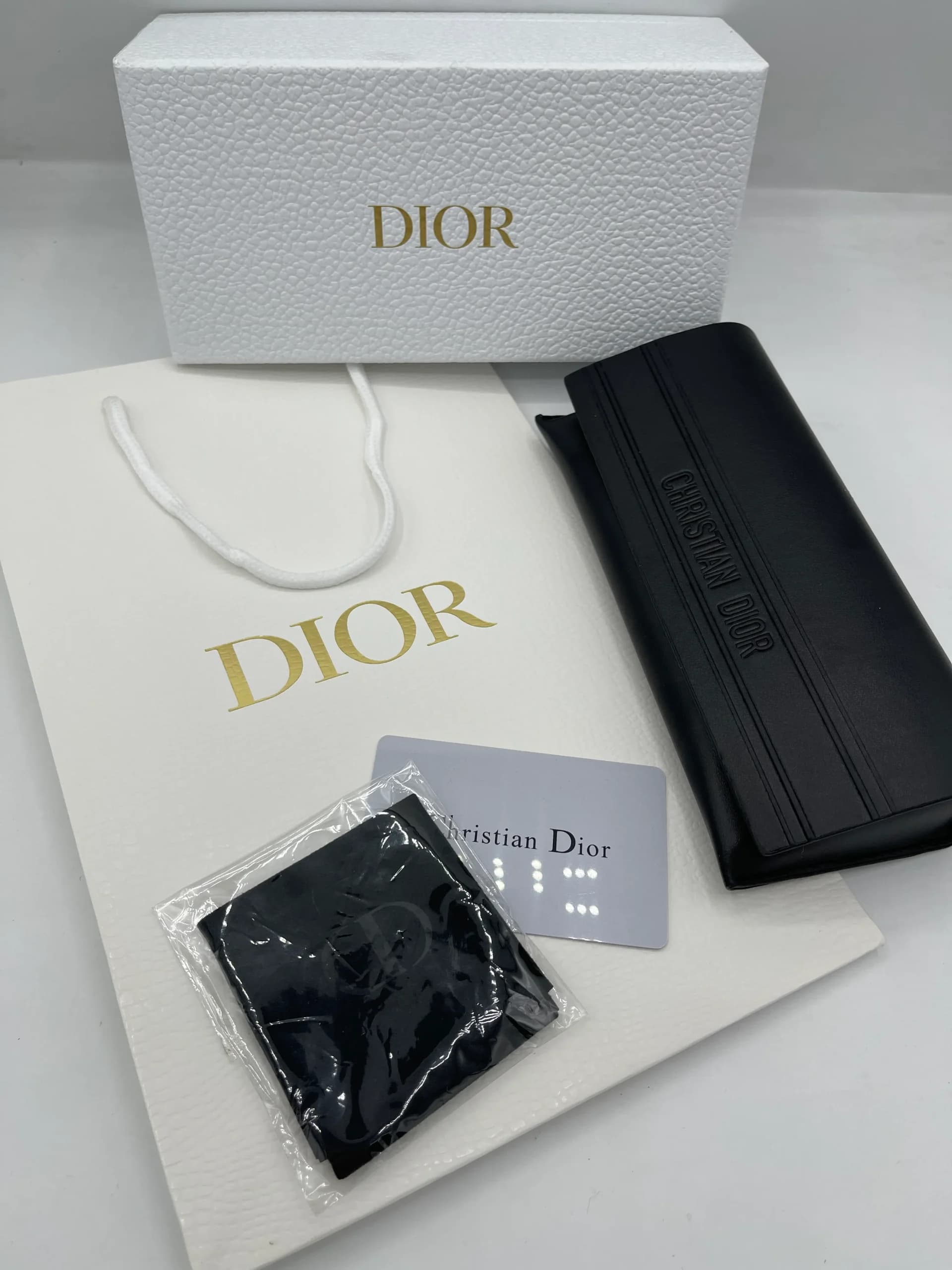 پک کامل جلد و جعبه عینک دیور (Dior) | ست ۵ تکه لوکس (هارد باکس، جلد چرمی، بگ و کارت)
