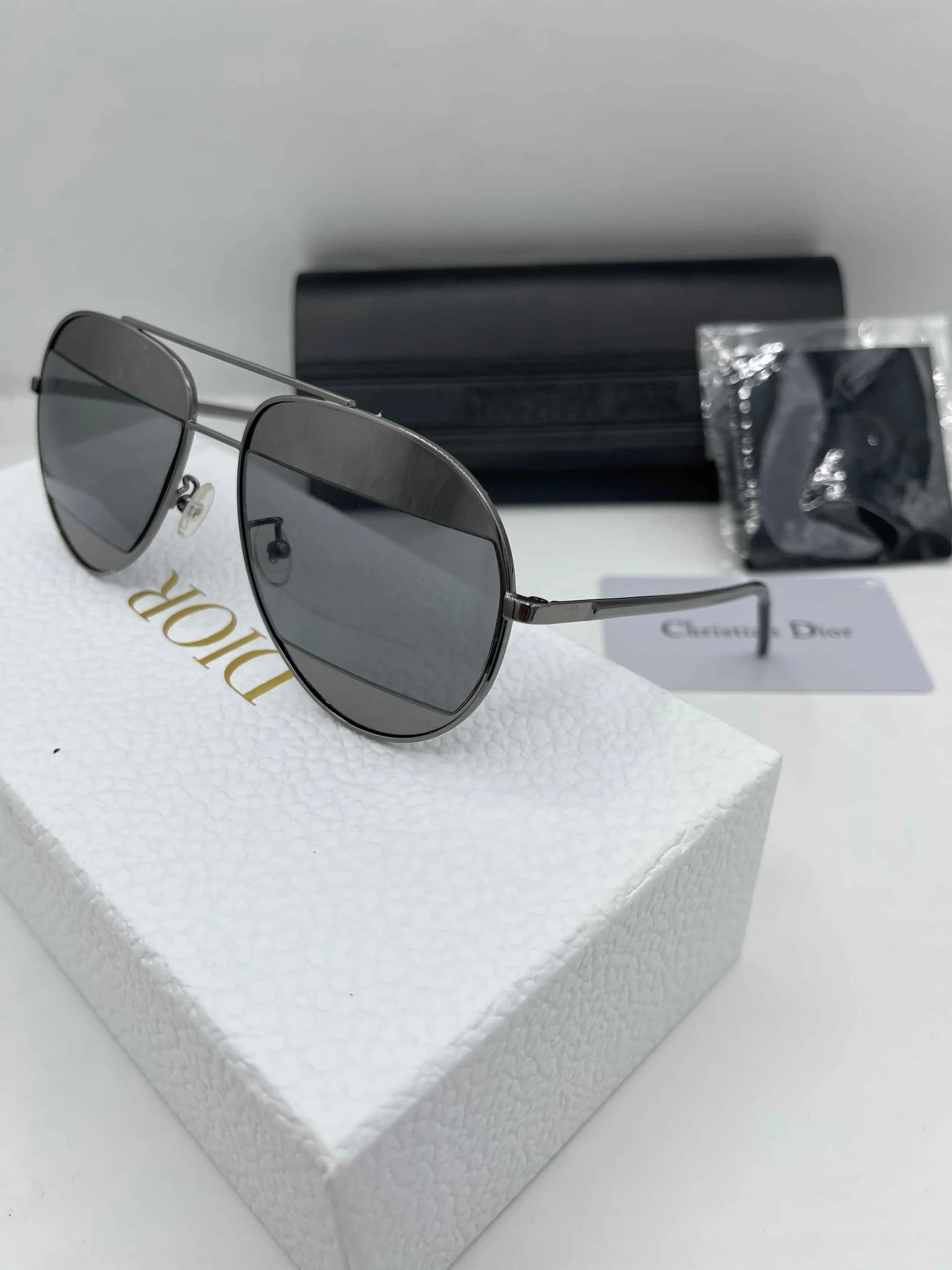 عینک آفتابی دیور مردانه مدل خلبانی (Dior Aviator) فریم فلزی دودی — تصویر ۳
