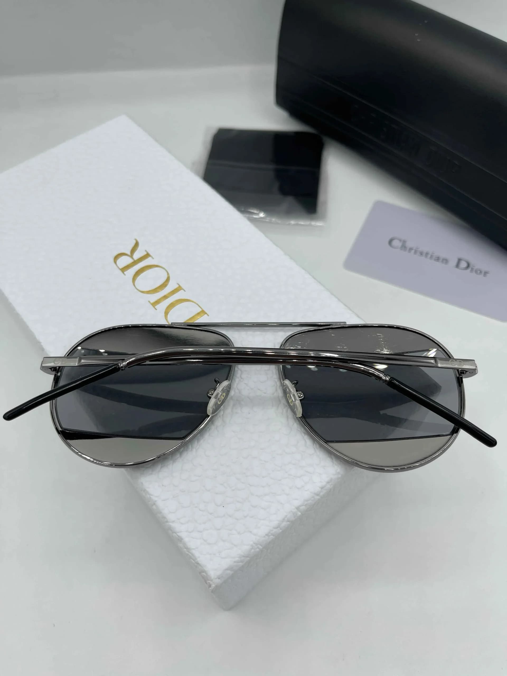 عینک آفتابی دیور مردانه مدل خلبانی (Dior Aviator) فریم فلزی دودی — تصویر ۶