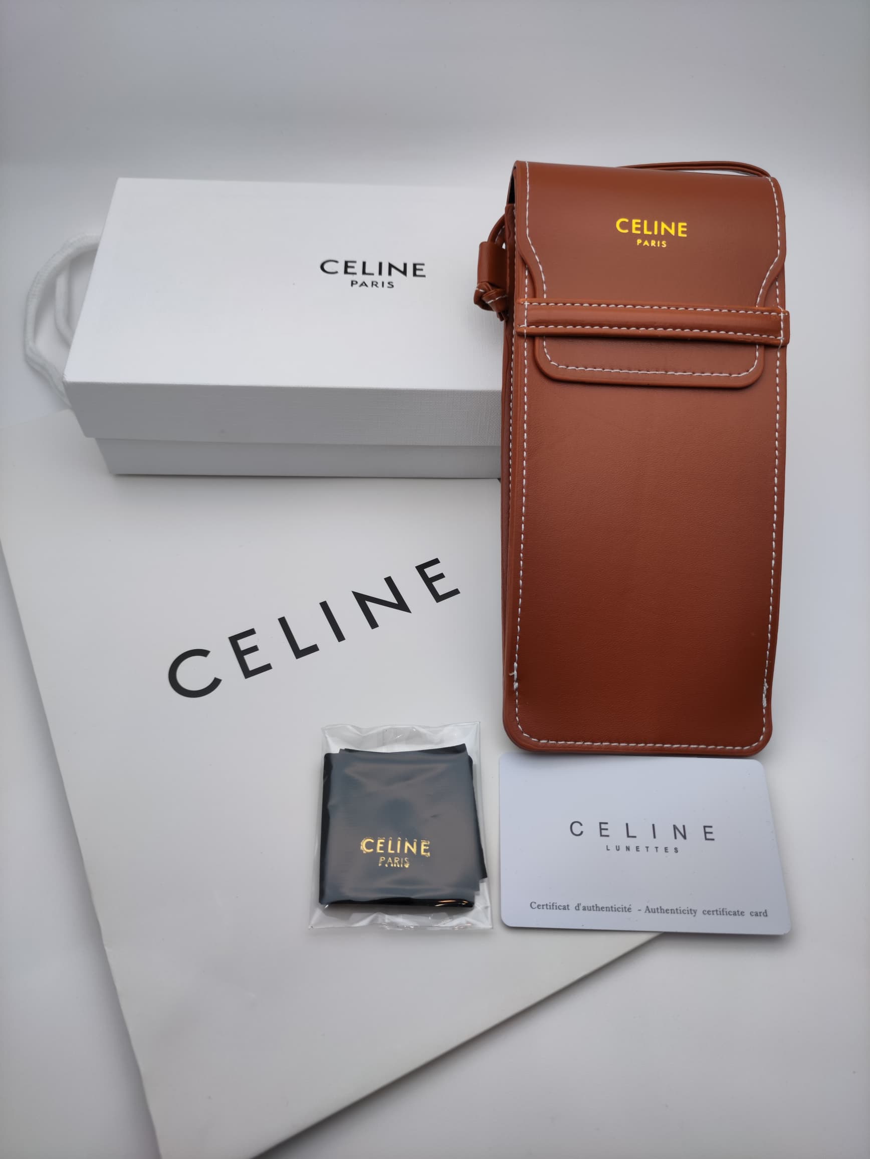 پک کیف چرمی عینک سلین (Celine) مدل Vertical Pouch؛ تلفیق فشن و امنیت