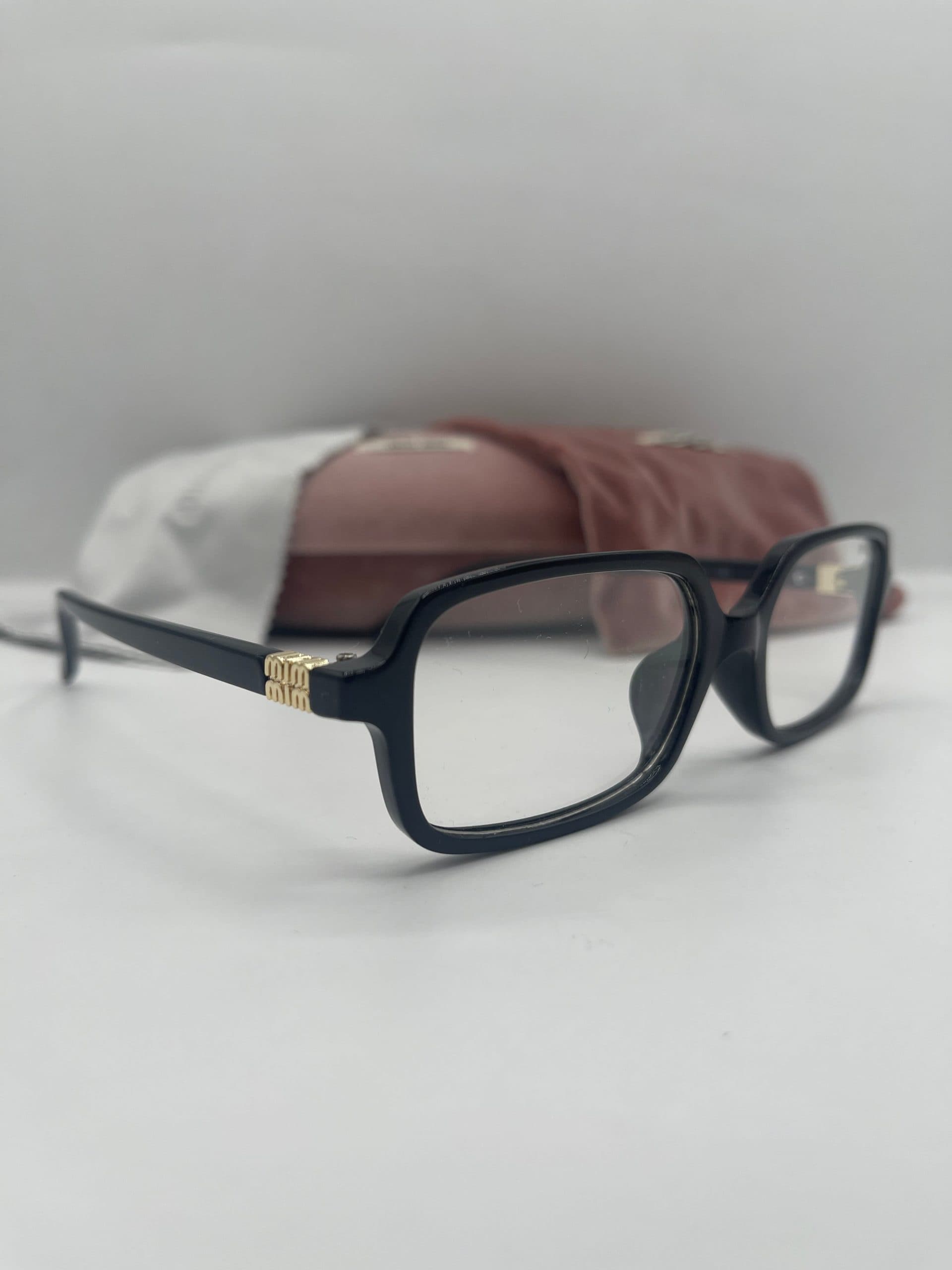 عینک آفتابی زنانه میومیو (Miu Miu) | مدل مستطیلی کلاسیک (وینتیج) کد 68264 — تصویر ۵