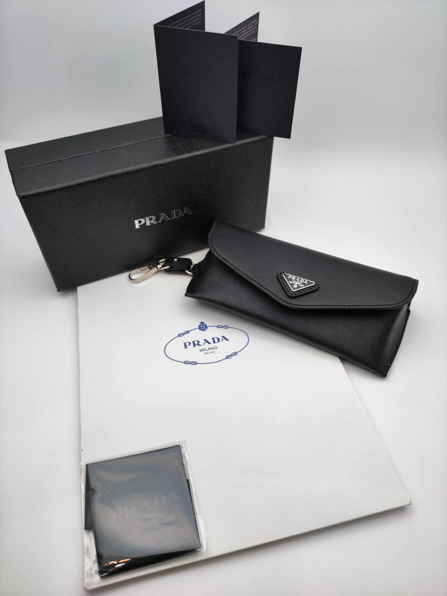 پک اورجینال عینک برند پرادا (PRADA) با تمام تجهیزات