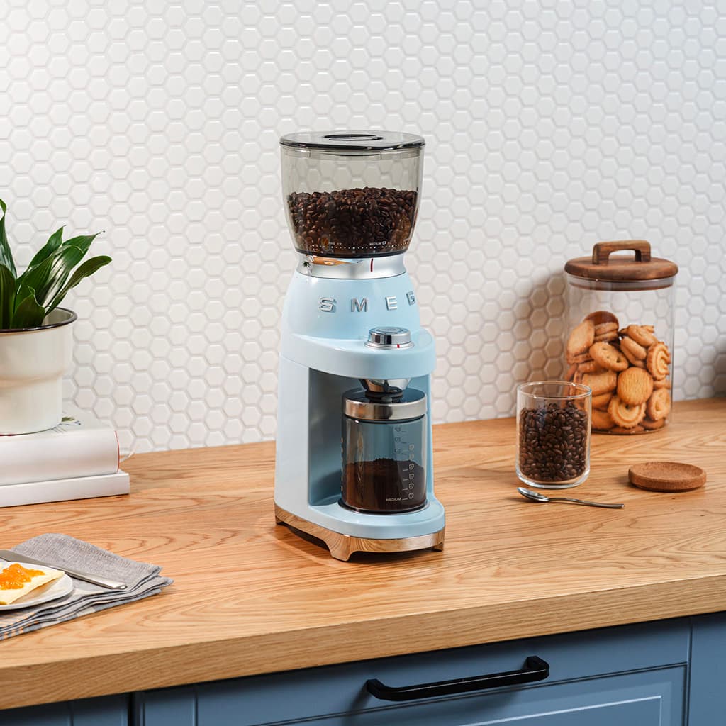 آسیاب قهوه آبی پاستیلی اسمگ SMEG مدل CGF01 — تصویر ۵
