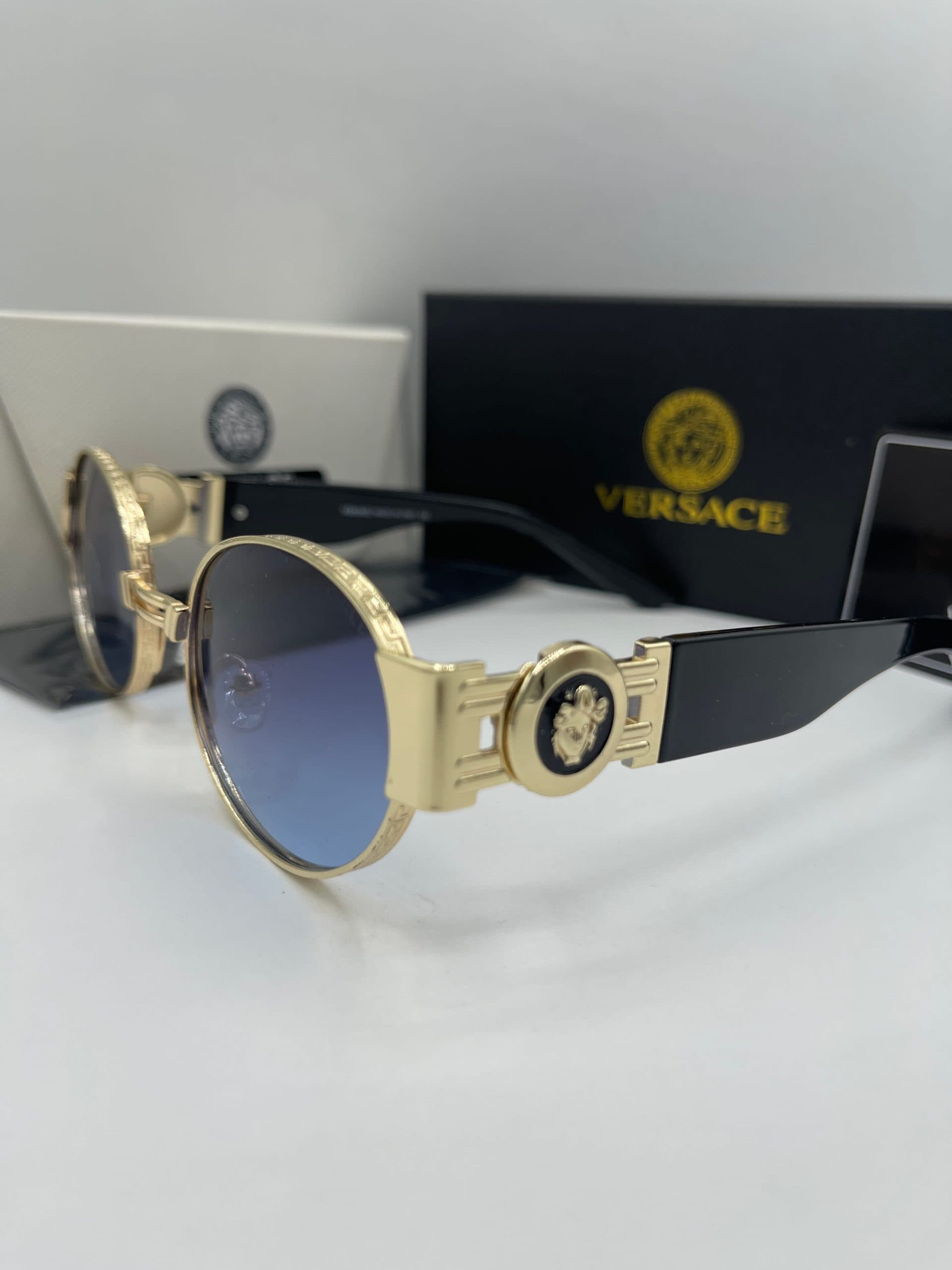 عینک آفتابی زنانه ورساچه (Versace) مدل مدوسا (Medusa) با فریم بیضی و دسته‌های پهن — تصویر ۳
