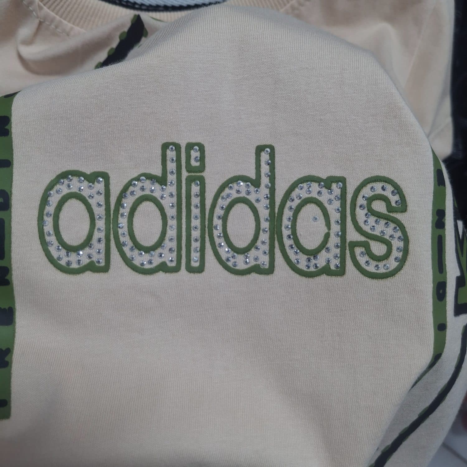 تیشرت بچه‌گانه نگین‌دار طرح adidas | اسپرت و خاص | پنبه‌ای درجه یک — تصویر ۴
