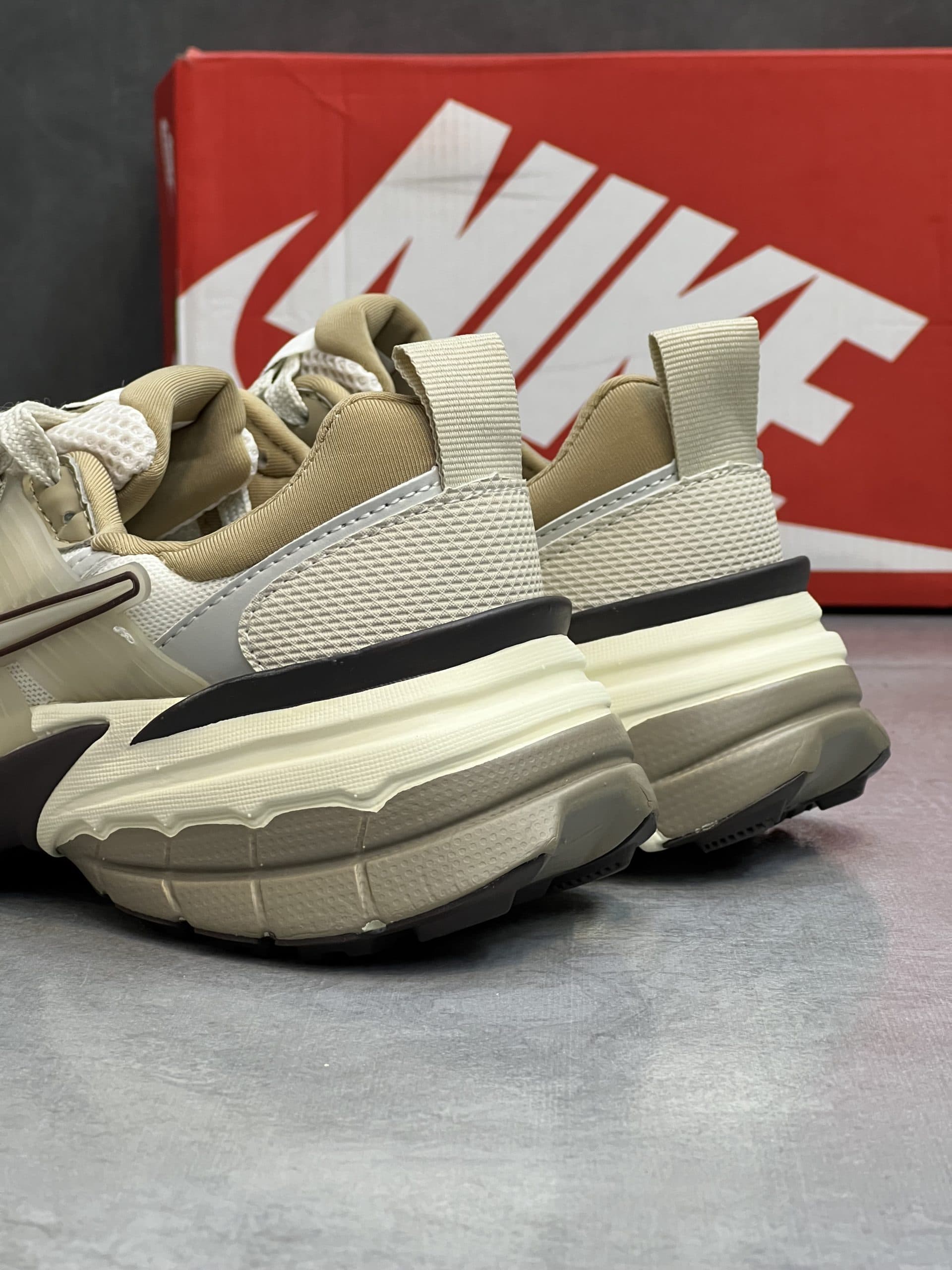 کفش و کتانی مردانه و زنانه مدل نایک کوشلون NIKE V2K رنگ موکا سفید کد 41839 — تصویر ۱۰