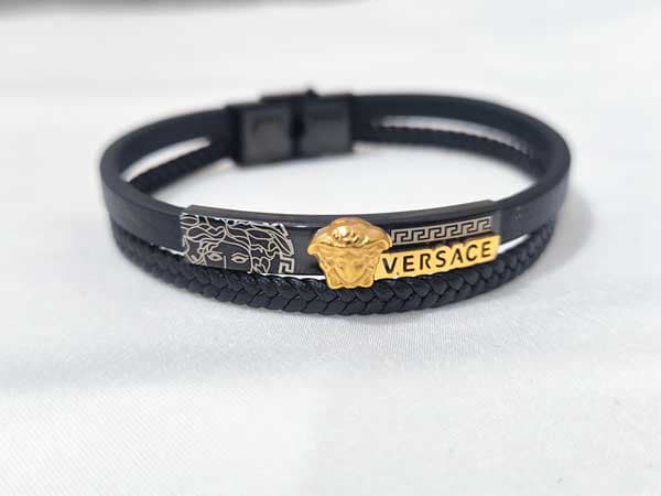 دستبند چرم مشکی طرح Versace | ضد حساسیت — تصویر ۵
