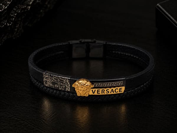 دستبند چرم مشکی طرح Versace | ضد حساسیت — تصویر ۲