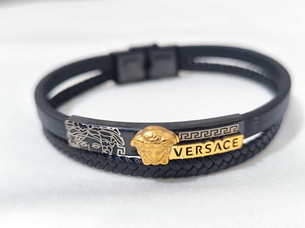 دستبند چرم مشکی طرح Versace | ضد حساسیت — تصویر ۴