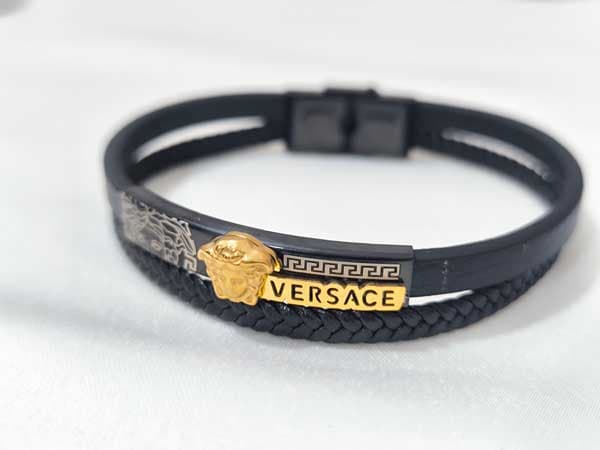 دستبند چرم مشکی طرح Versace | ضد حساسیت — تصویر ۳