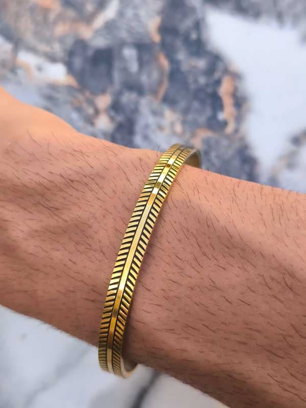 بنگل طرح پر مردانه طلایی | استیل فری سایز — تصویر ۳