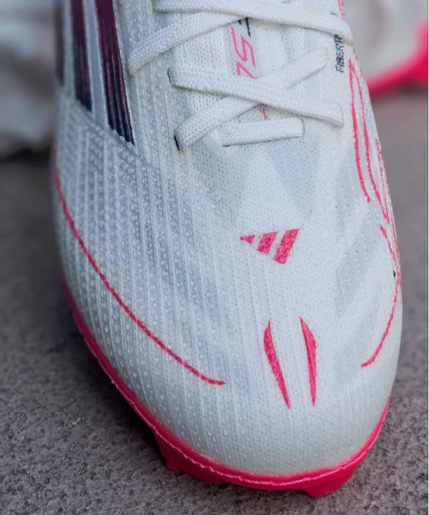 کفش فوتبال آدیداس F50 سفید صورتی Adidas F50 2 — تصویر ۸