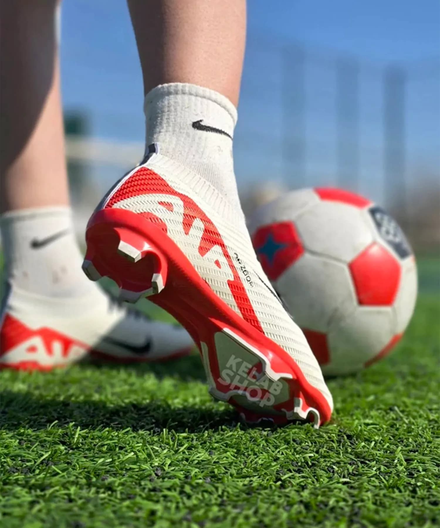 کفش فوتبال نایک ایر مرکوریال سوپرفلای سفید قرمز Nike Airzoom — تصویر ۴