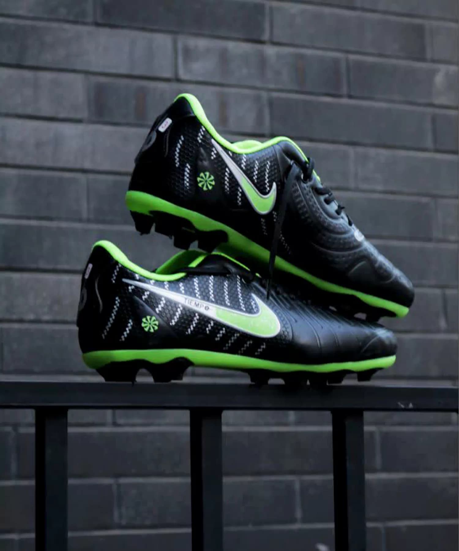 کفش فوتبال تمپو لجند ۱۰ مشکی سبز Nike Tiempo 10 — تصویر ۳