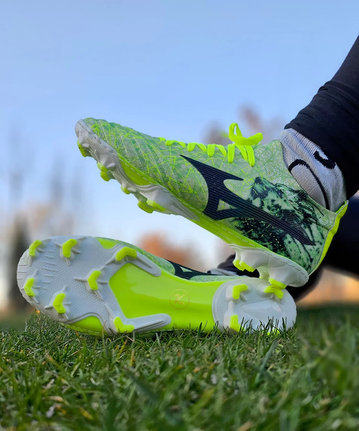کفش فوتبال میزانو فسفری Mizuno — تصویر ۴