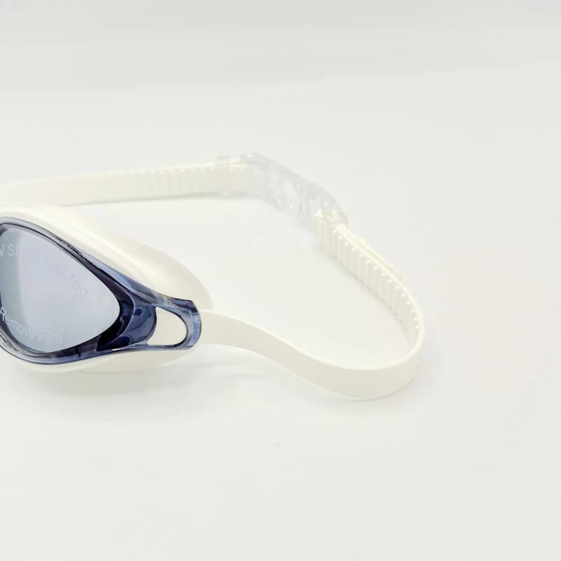 عینک شنا اسپیدو (Speedo) مدل Biofuse کد 930 | عینک شنا ارگونومیک با دید عریض (Wide Vision)، لنز ضدبخار (Anti-Fog)، فیلتر UV400 و بند قفلی قابل تنظیم — تصویر ۴