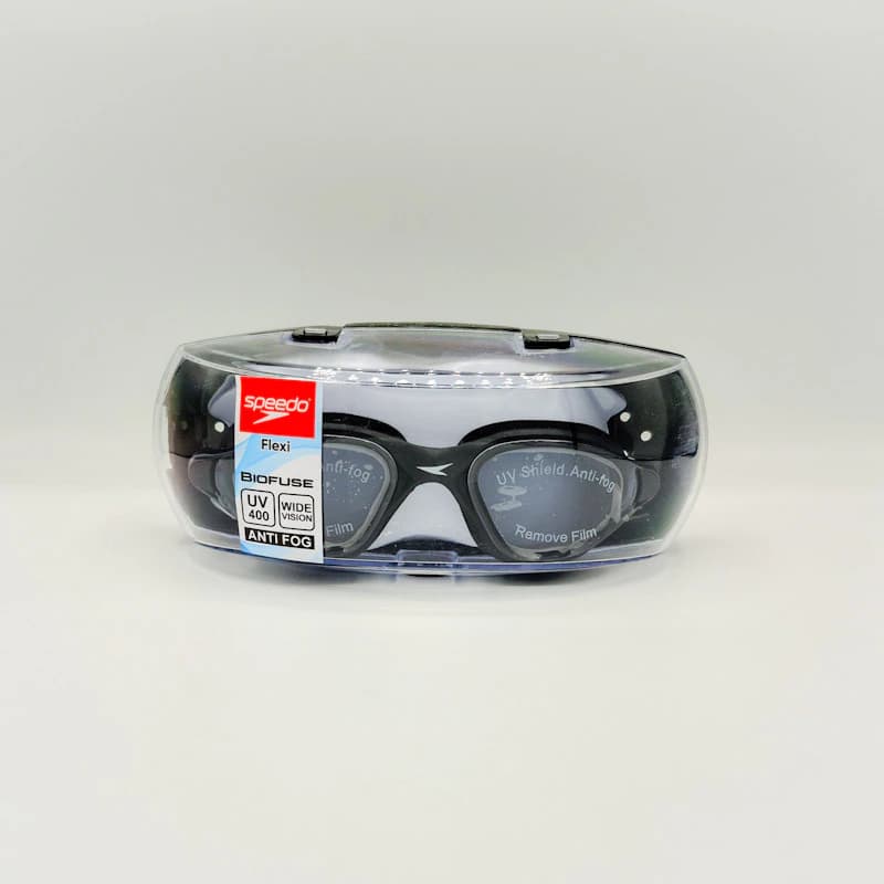 عینک شنا اسپیدو (Speedo) مدل Biofuse کد 930 | عینک شنا ارگونومیک با دید عریض (Wide Vision)، لنز ضدبخار (Anti-Fog)، فیلتر UV400 و بند قفلی قابل تنظیم — تصویر ۹