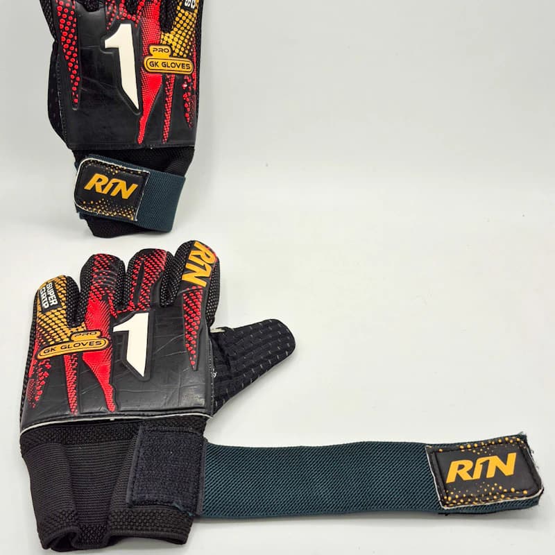 دستکش دروازهبانی پسرانه RIN (Rin Pro Super Grip) | کف چرم ضد لغزش دانهدار با پارچه تنفسی و مچبند چسبی — تصویر ۴