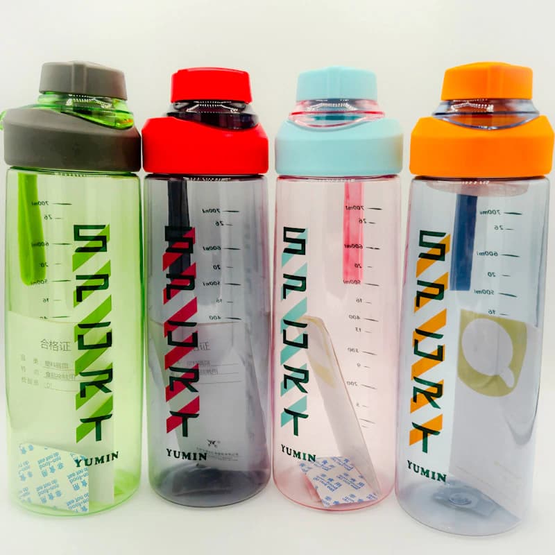 قمقمه ورزشی ۷۰۰ میلی‌لیتری یومین (YUMIN Sports) | قمقمه شفاف درجه‌بندی‌شده با درب پیچی و بند سیلیکونی — تصویر ۳