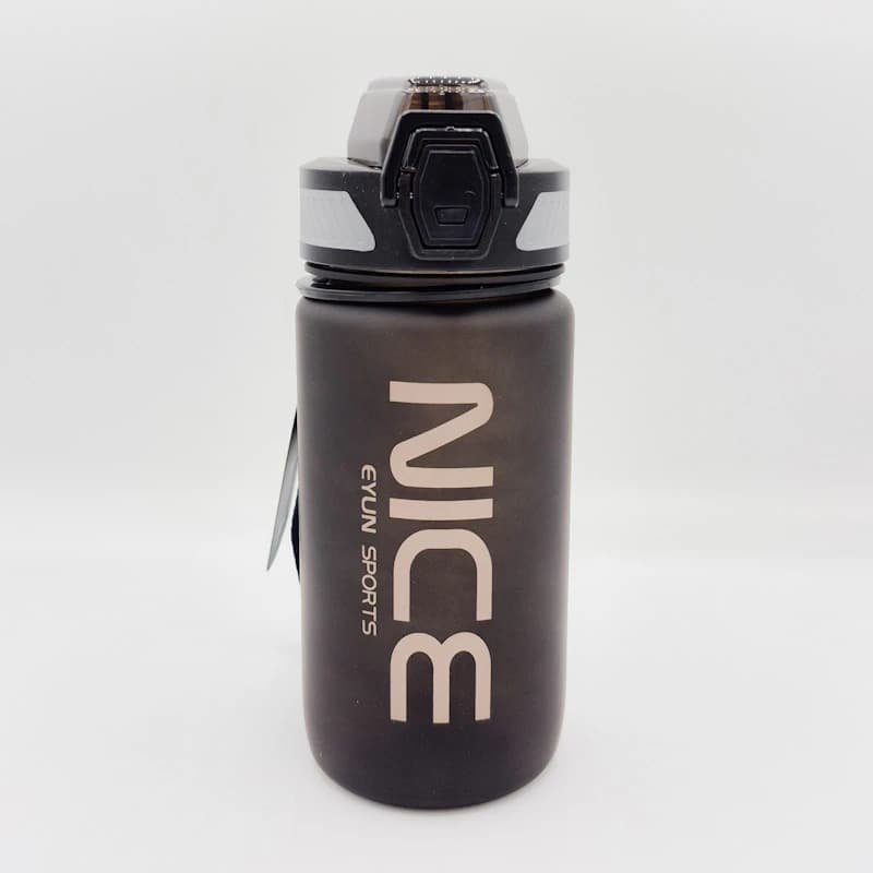 قمقمه ۶۰۰ میلی‌لیتر EYUN کد 947 مدل NICE | درب ضامن‌دار نی‌دار به همراه بند مچی و بدنه مات آنتی‌باکتریال — تصویر ۵
