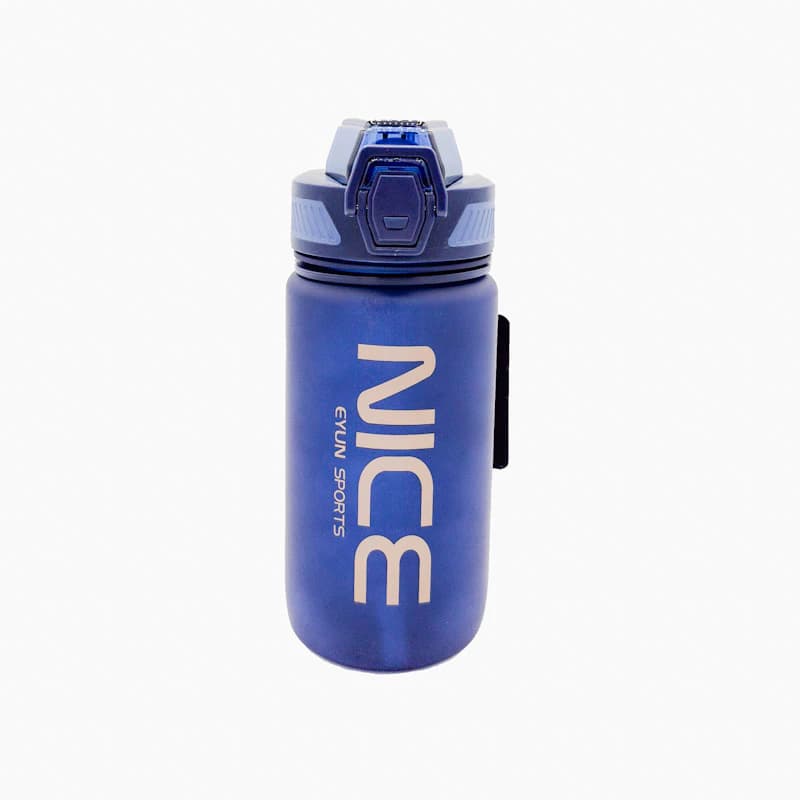 قمقمه ۶۰۰ میلی‌لیتر EYUN کد 947 مدل NICE | درب ضامن‌دار نی‌دار به همراه بند مچی و بدنه مات آنتی‌باکتریال — تصویر ۷