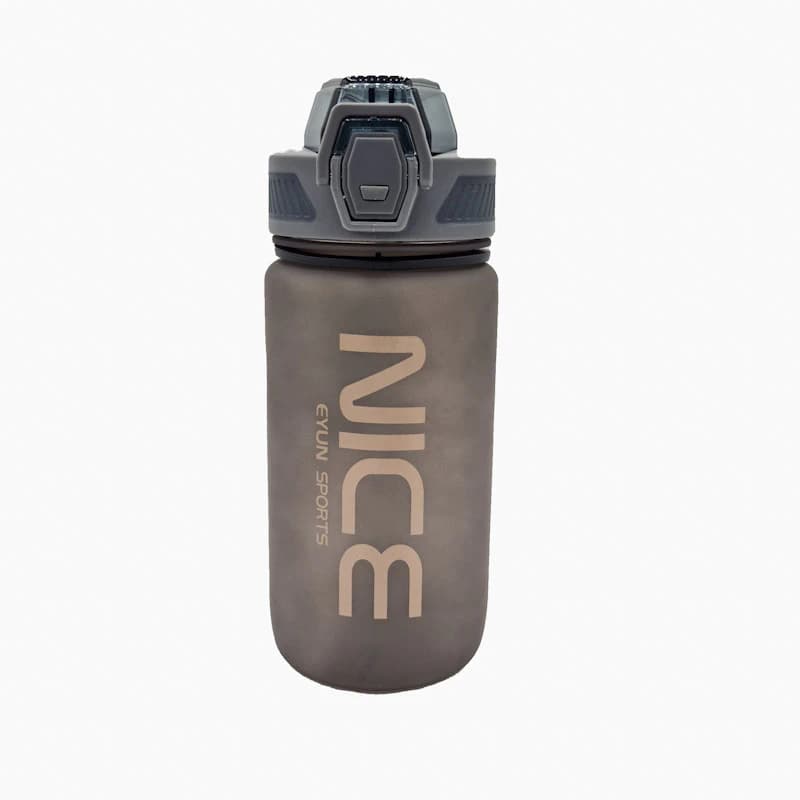 قمقمه ۶۰۰ میلی‌لیتر EYUN کد 947 مدل NICE | درب ضامن‌دار نی‌دار به همراه بند مچی و بدنه مات آنتی‌باکتریال — تصویر ۶