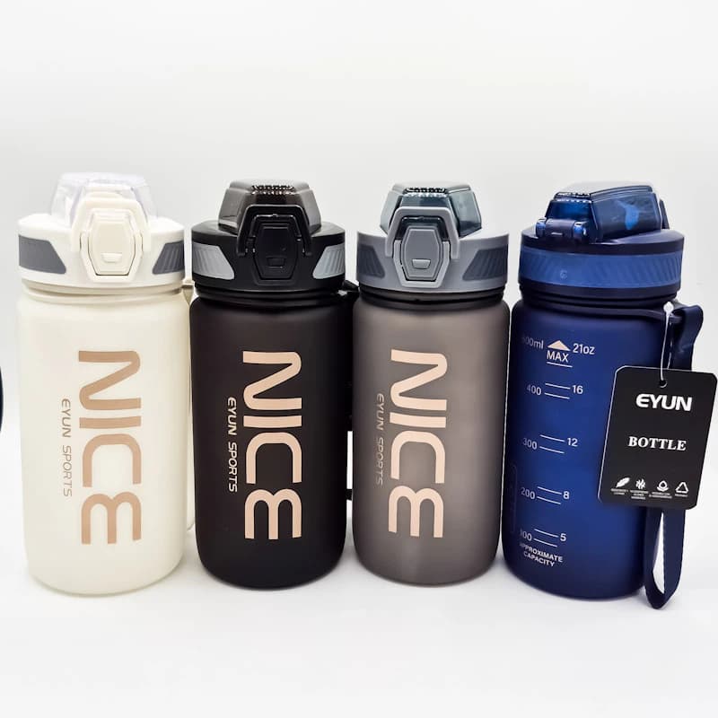 قمقمه ۶۰۰ میلی‌لیتر EYUN کد 947 مدل NICE | درب ضامن‌دار نی‌دار به همراه بند مچی و بدنه مات آنتی‌باکتریال — تصویر ۲