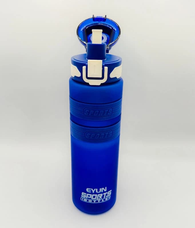 قمقمه ورزشی 950میلی لیتر Eyun کد 966 مدل Sports | دارای لایه ضربه‌گیر سیلیکونی، درب ضامن‌دار و لبی آسان‌نوش نی‌دار — تصویر ۴