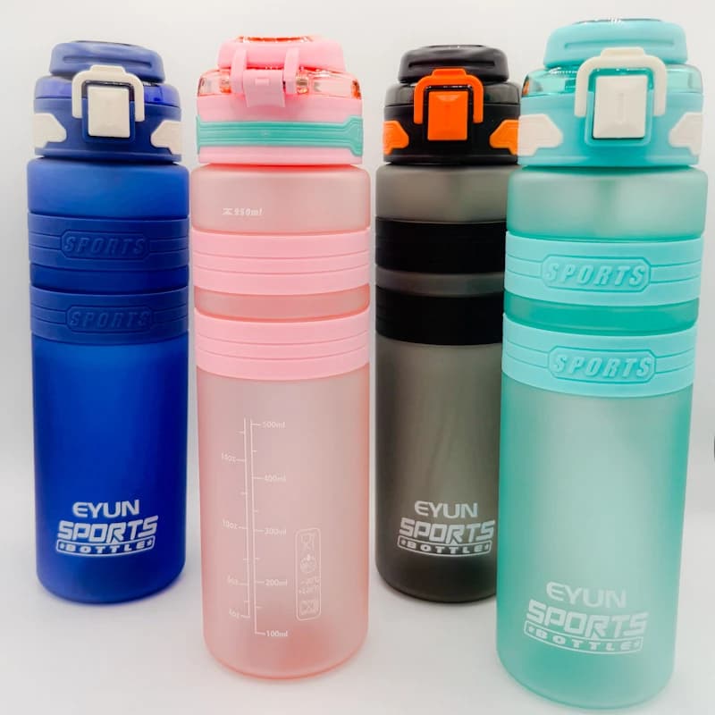 قمقمه ورزشی 950میلی لیتر Eyun کد 966 مدل Sports | دارای لایه ضربه‌گیر سیلیکونی، درب ضامن‌دار و لبی آسان‌نوش نی‌دار — تصویر ۳