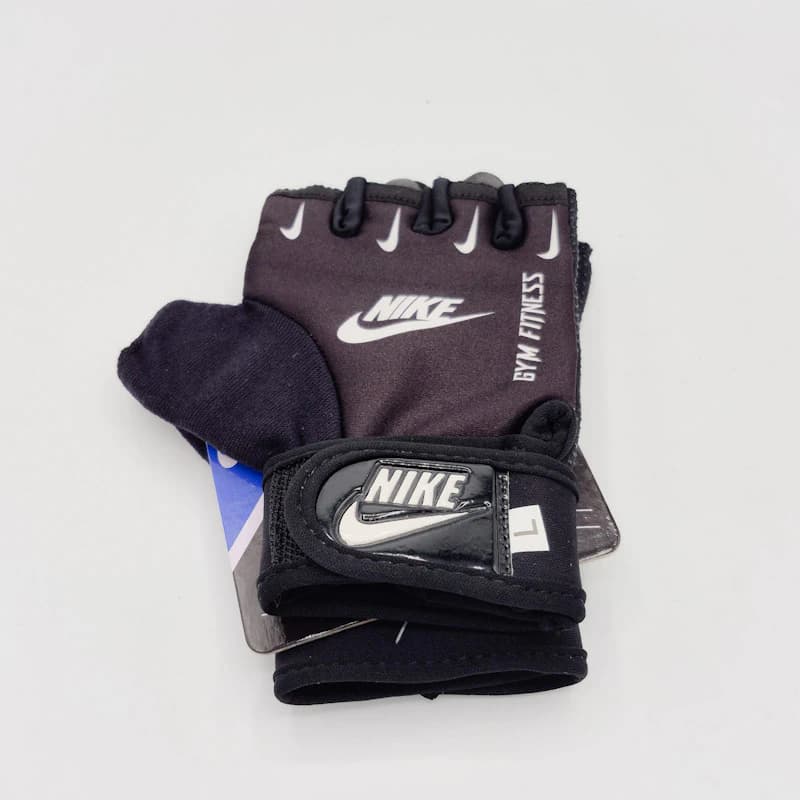 دستکش بدنسازی زنانه Nike | نیمه‌انگشتی ضد لغزش با مچ‌بند چسبی — تصویر ۲