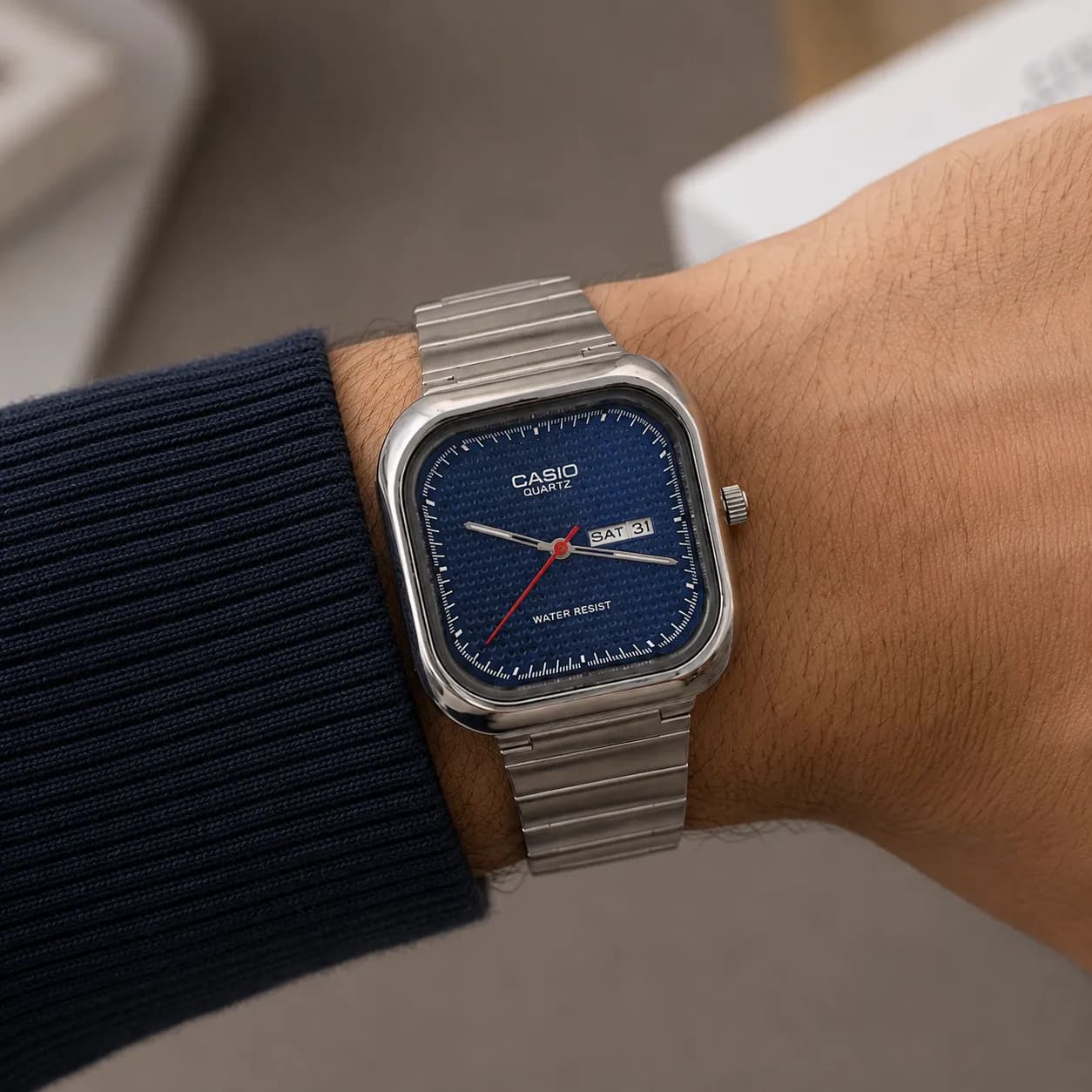ساعت مچی کلاسیک کاسیو (Casio) – صفحه مربع رنگی و بند فلزی — تصویر ۳
