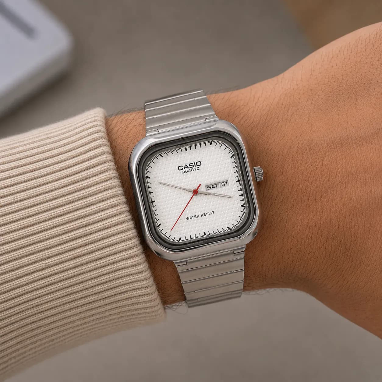ساعت مچی کلاسیک کاسیو (Casio) – صفحه مربع رنگی و بند فلزی — تصویر ۲