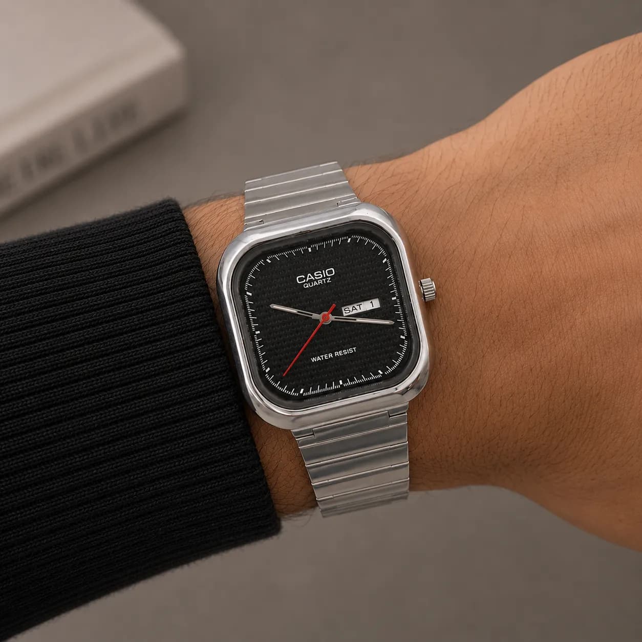 ساعت مچی کلاسیک کاسیو (Casio) – صفحه مربع رنگی و بند فلزی — تصویر ۴