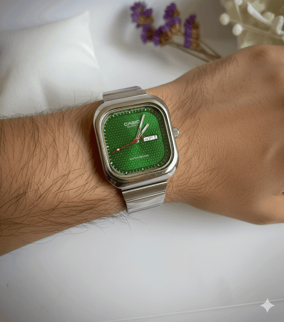 ساعت مچی کلاسیک کاسیو (Casio) – صفحه مربع/بالشی سبز و بند فلزی (نمایشگر عربی)
