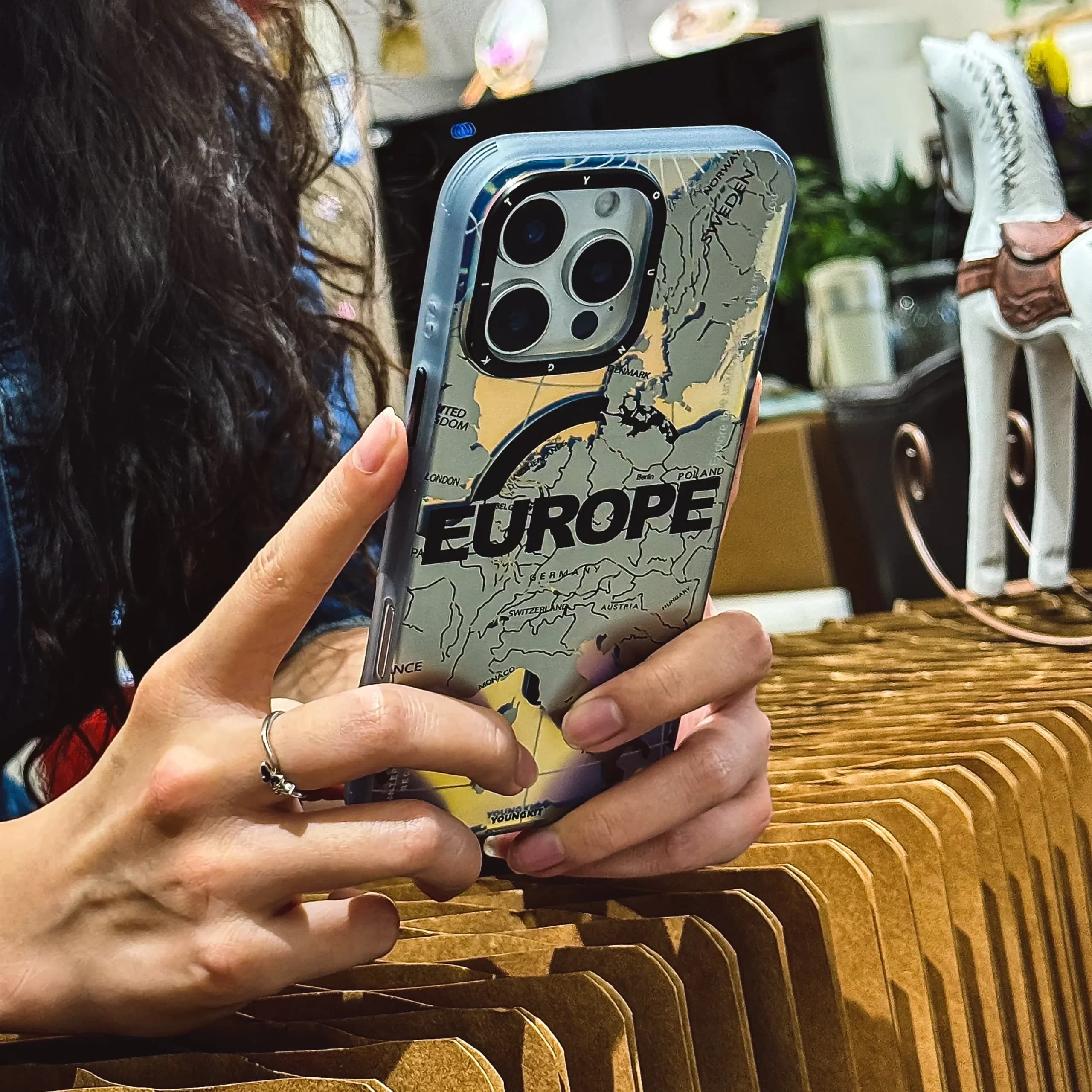 قاب آیفون از برند یانگ کیت / YoungKit مدل Color-Changing Globe-Trotter طرح Europe — تصویر ۸