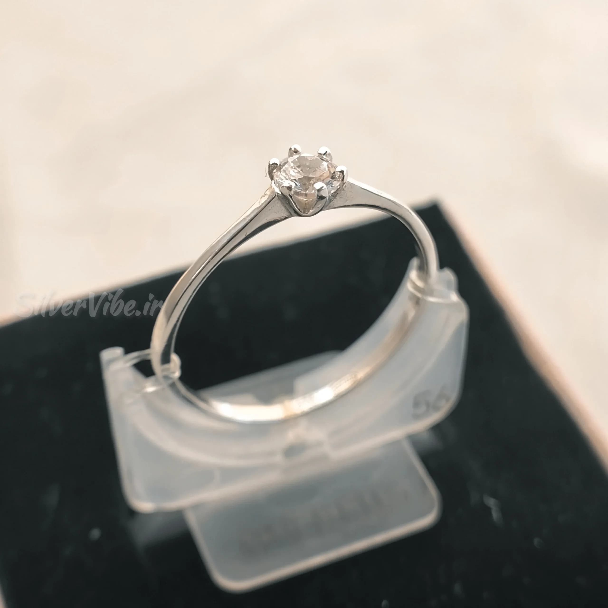 انگشتر نقره زنانه طرح سولیتر با تک نگین سفید | برند Accessories — تصویر ۲