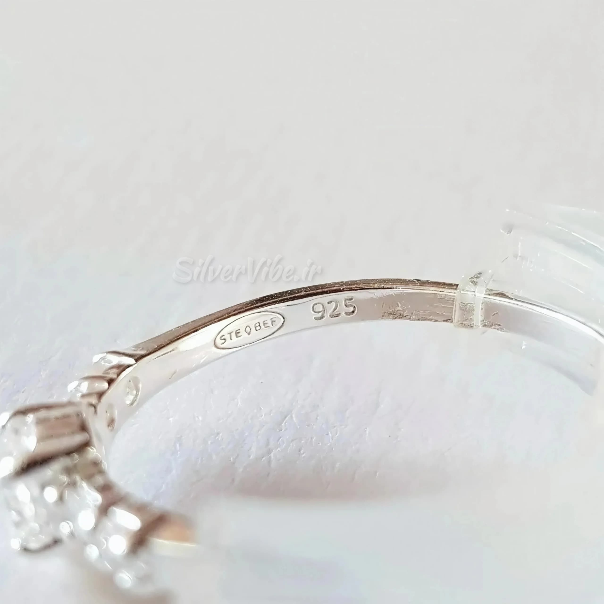 انگشتر نقره با نگین کاری خطی درخشان | برند Accessories — تصویر ۴