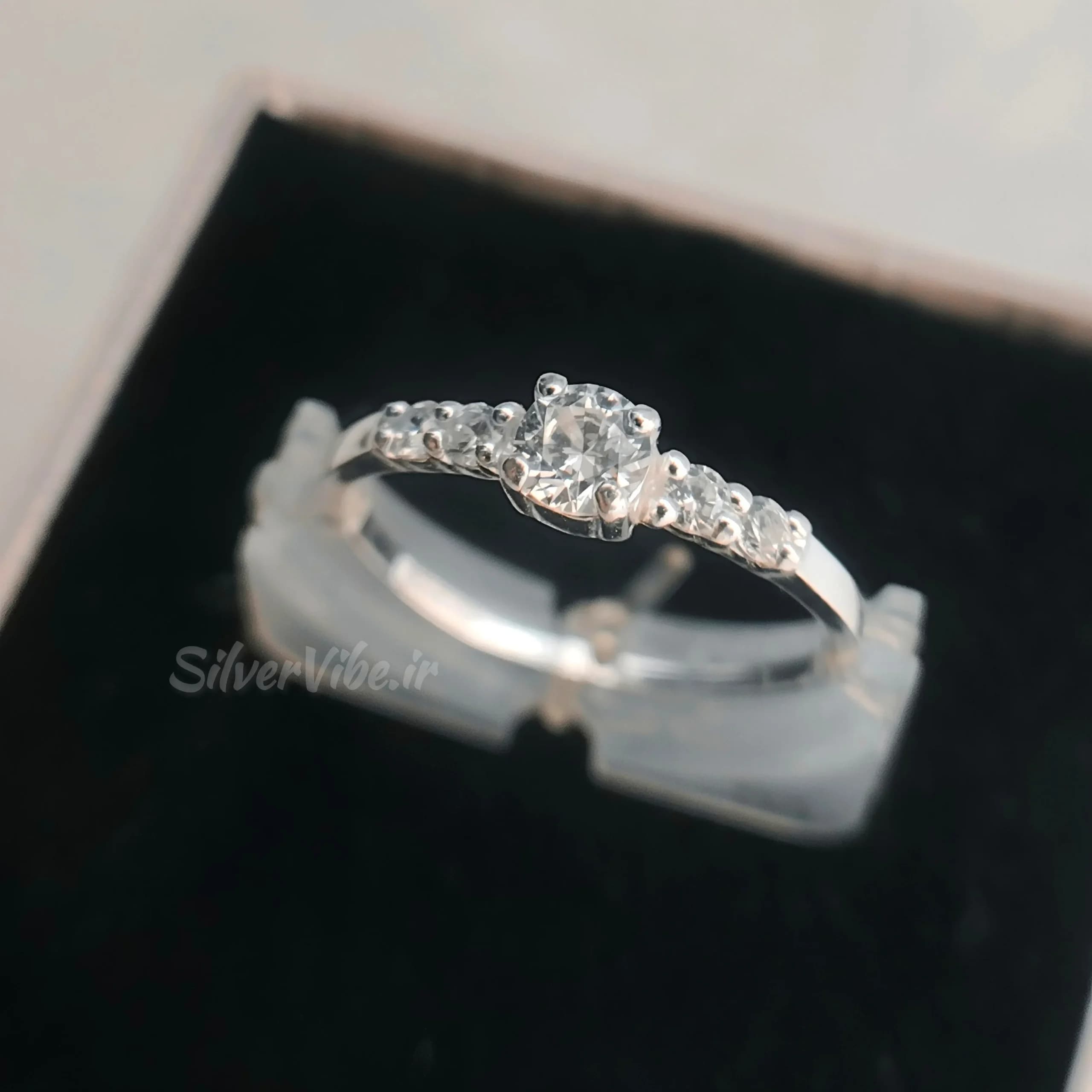انگشتر نقره با نگین کاری خطی درخشان | برند Accessories — تصویر ۷