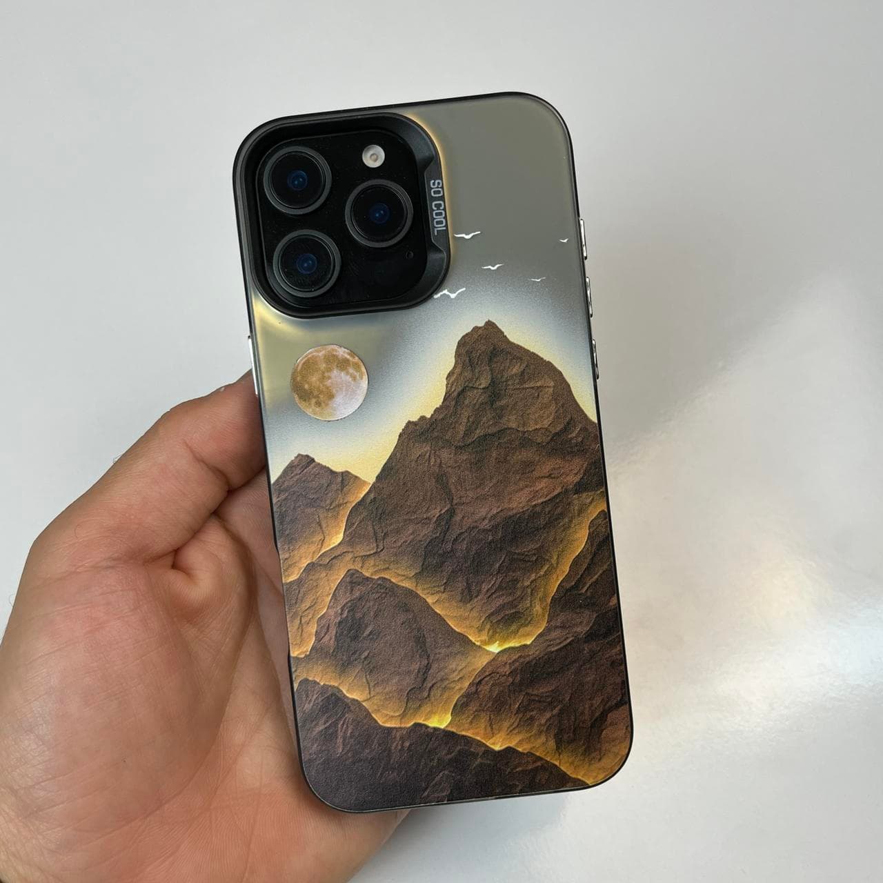 قاب آیفون طرح ماه و کوه SO COOL