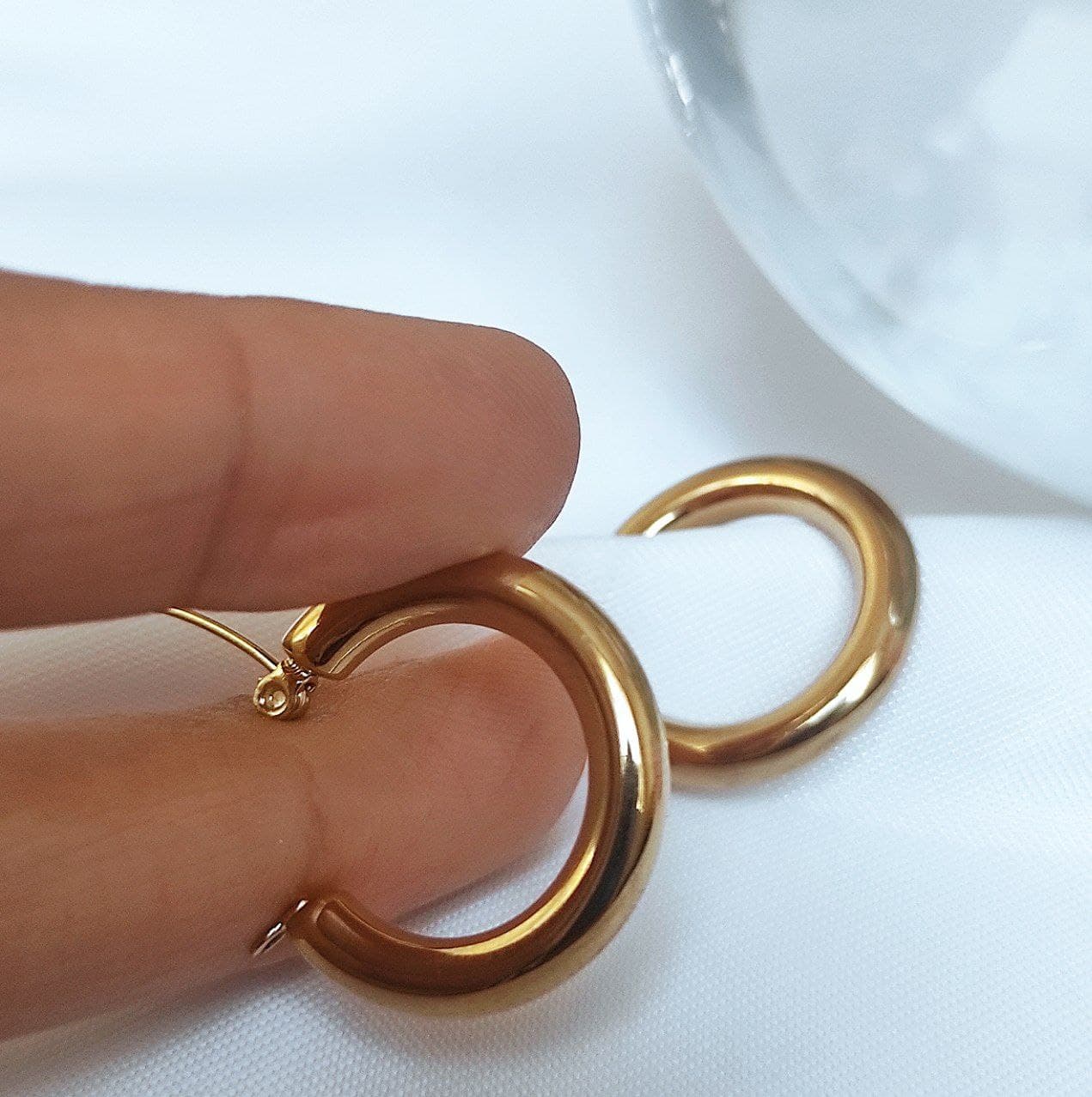 گوشواره حلقه ای طلایی ساده شیک و براق قفل لولایی — تصویر ۲