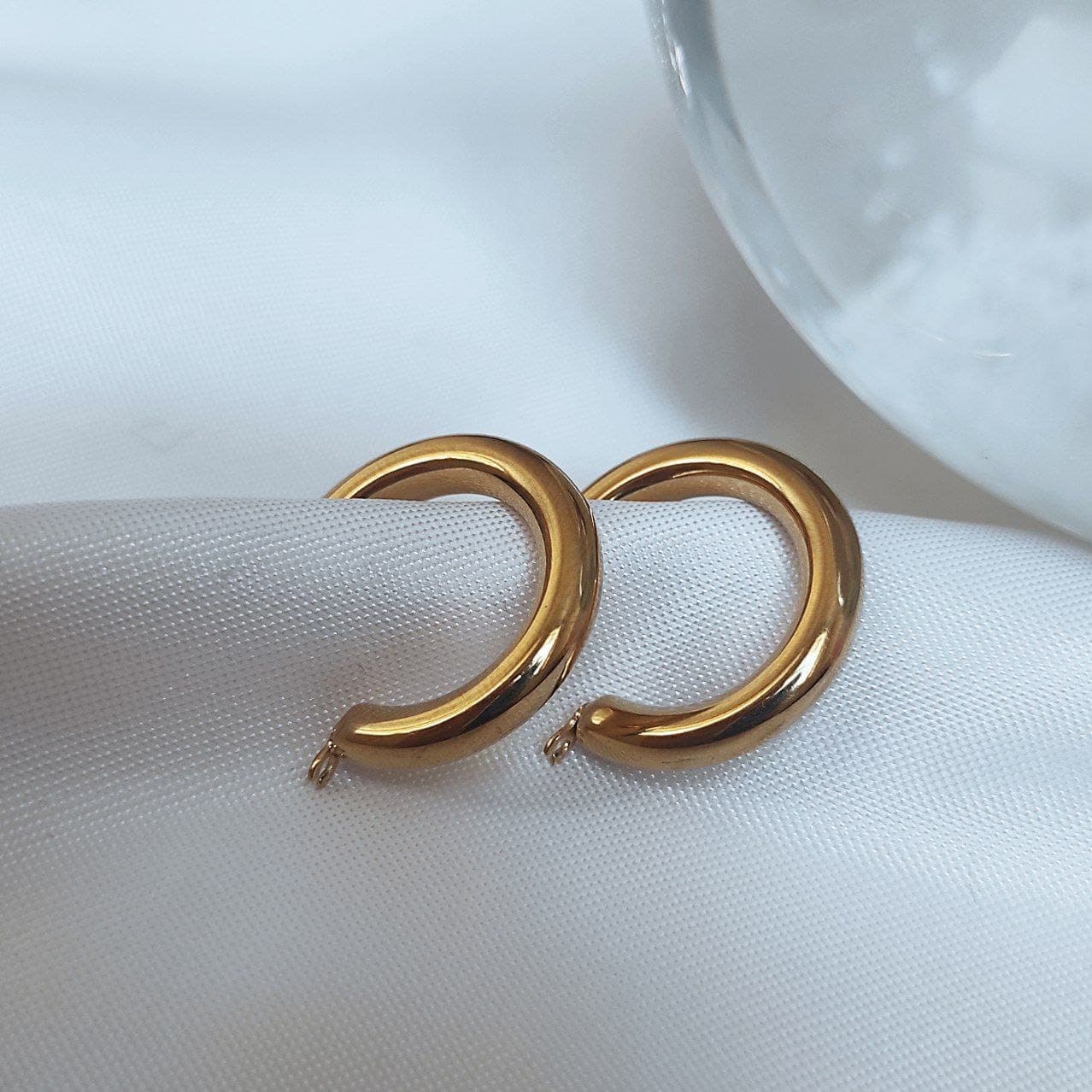گوشواره حلقه ای طلایی ساده شیک و براق قفل لولایی — تصویر ۶