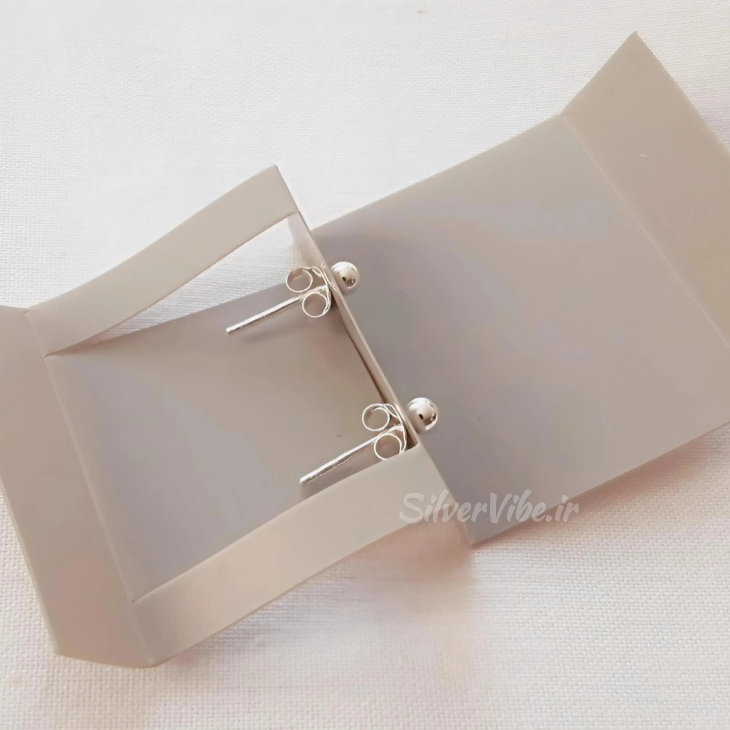 گوشواره نقره طرح گوی ساده براق – وارداتی — تصویر ۳