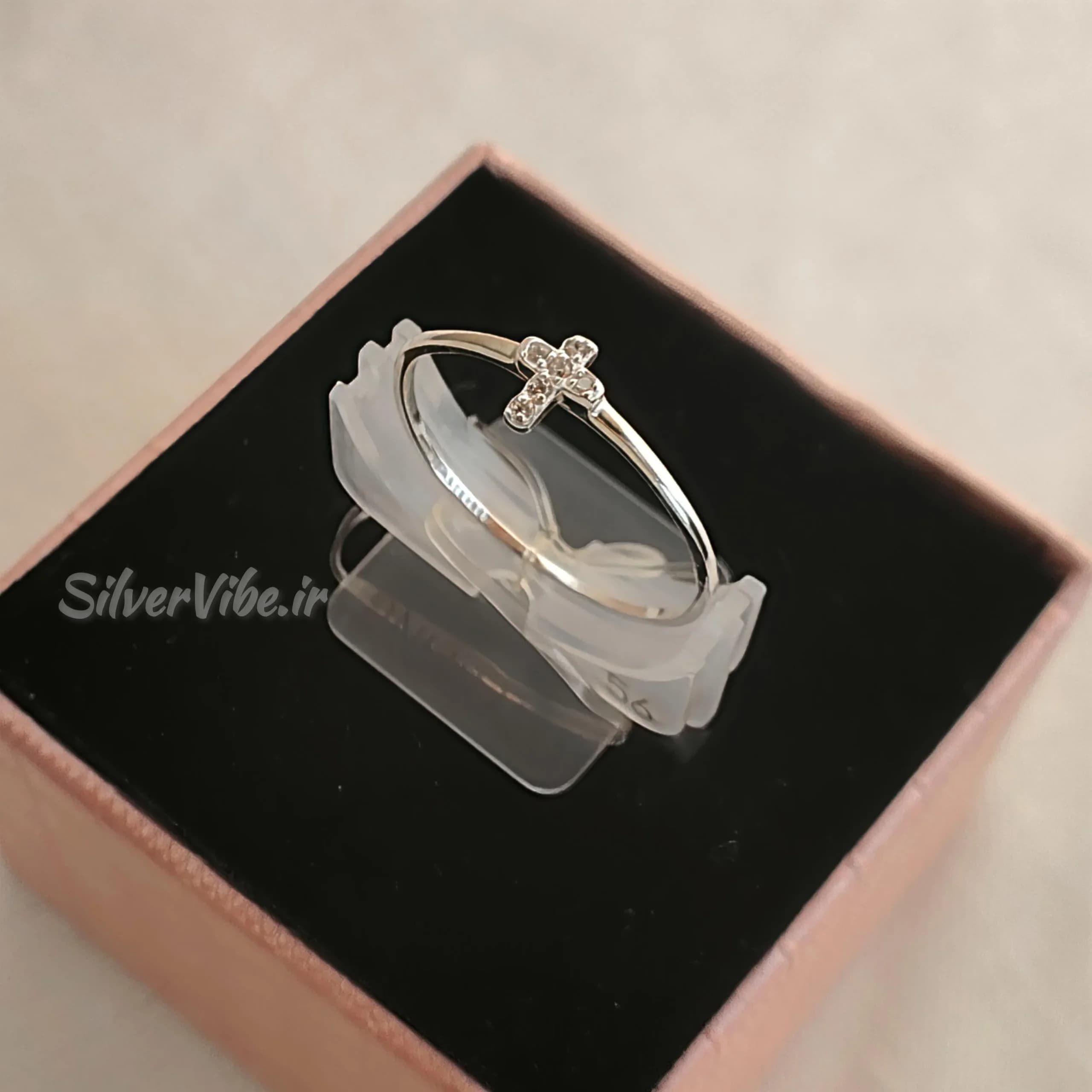 انگشتر نقره زنانه | طرح صلیب و گل چهارپر نگین دار | برند Accessories — تصویر ۶