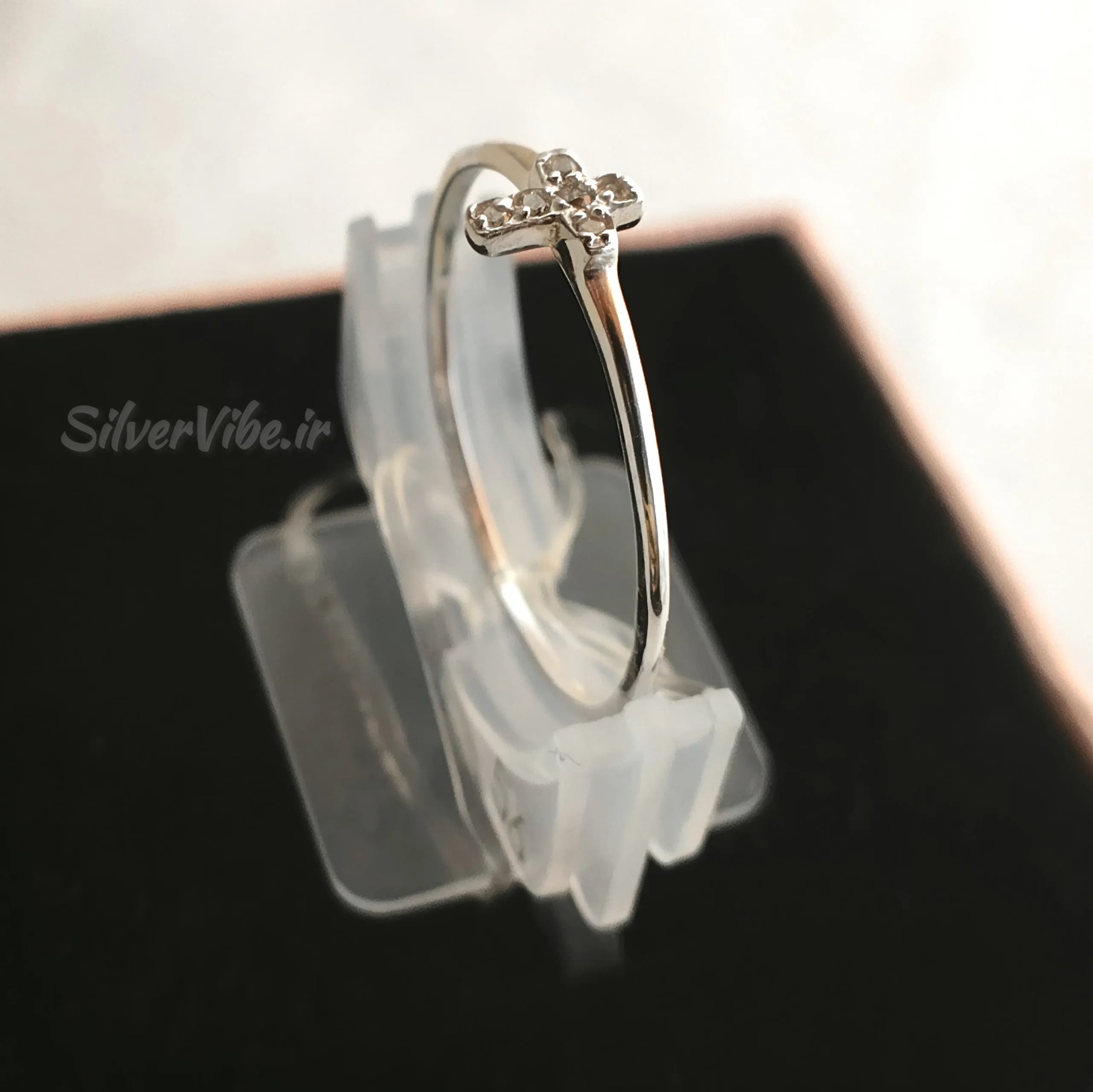انگشتر نقره زنانه | طرح صلیب و گل چهارپر نگین دار | برند Accessories — تصویر ۵