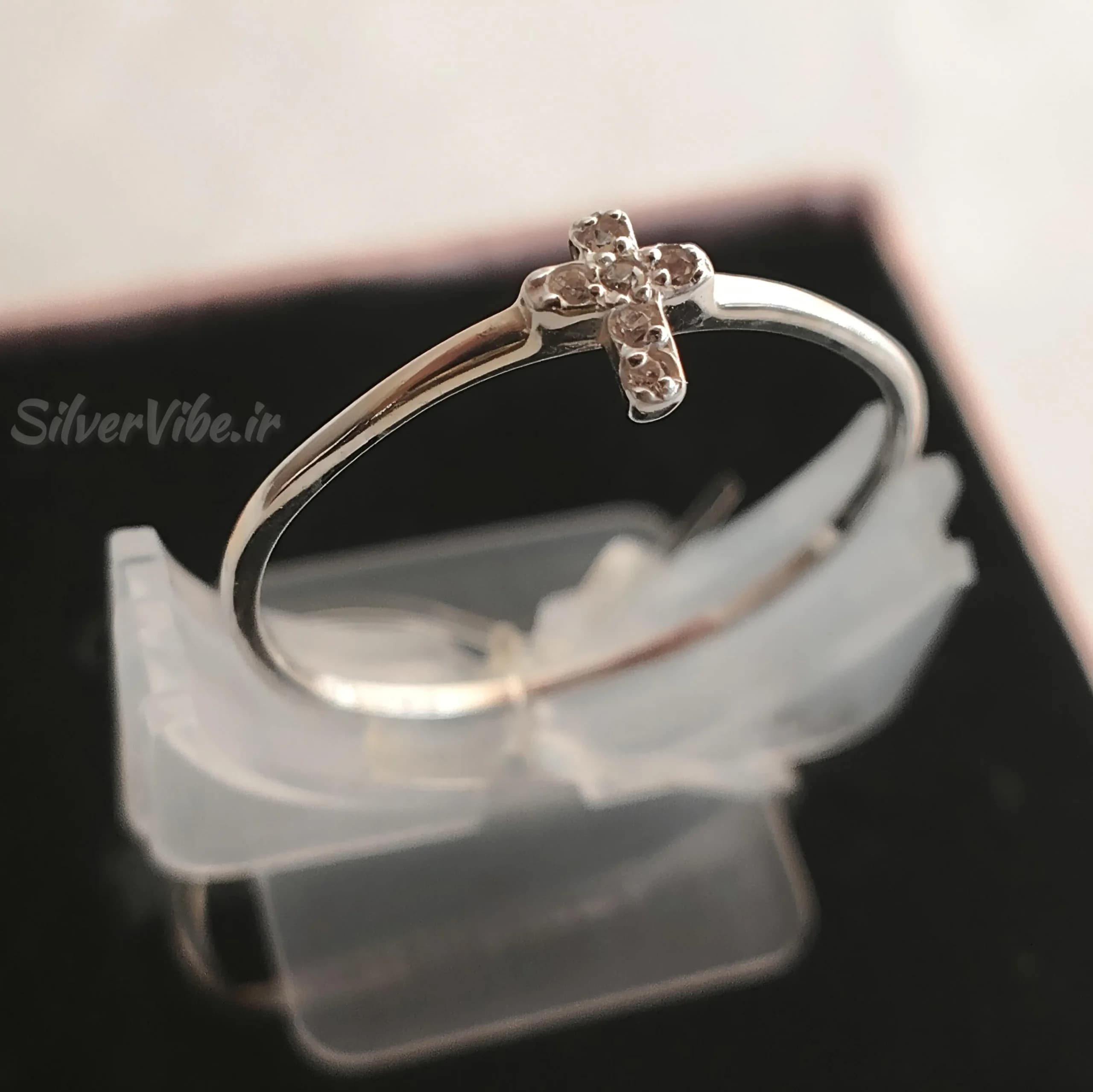 انگشتر نقره زنانه | طرح صلیب و گل چهارپر نگین دار | برند Accessories — تصویر ۴
