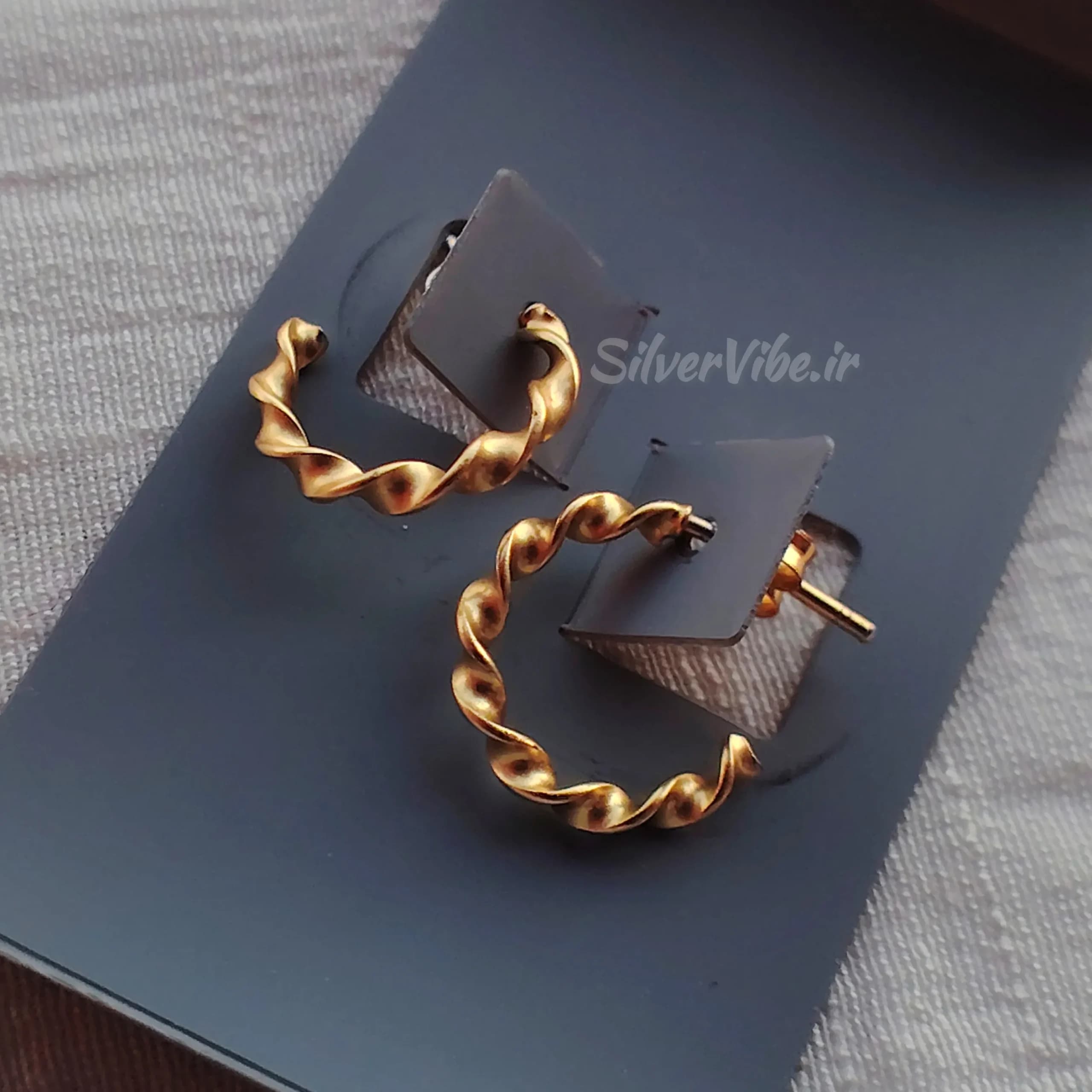 گوشواره نقره زنانه طرح پیچ خورده طلایی | برند accessories — تصویر ۴