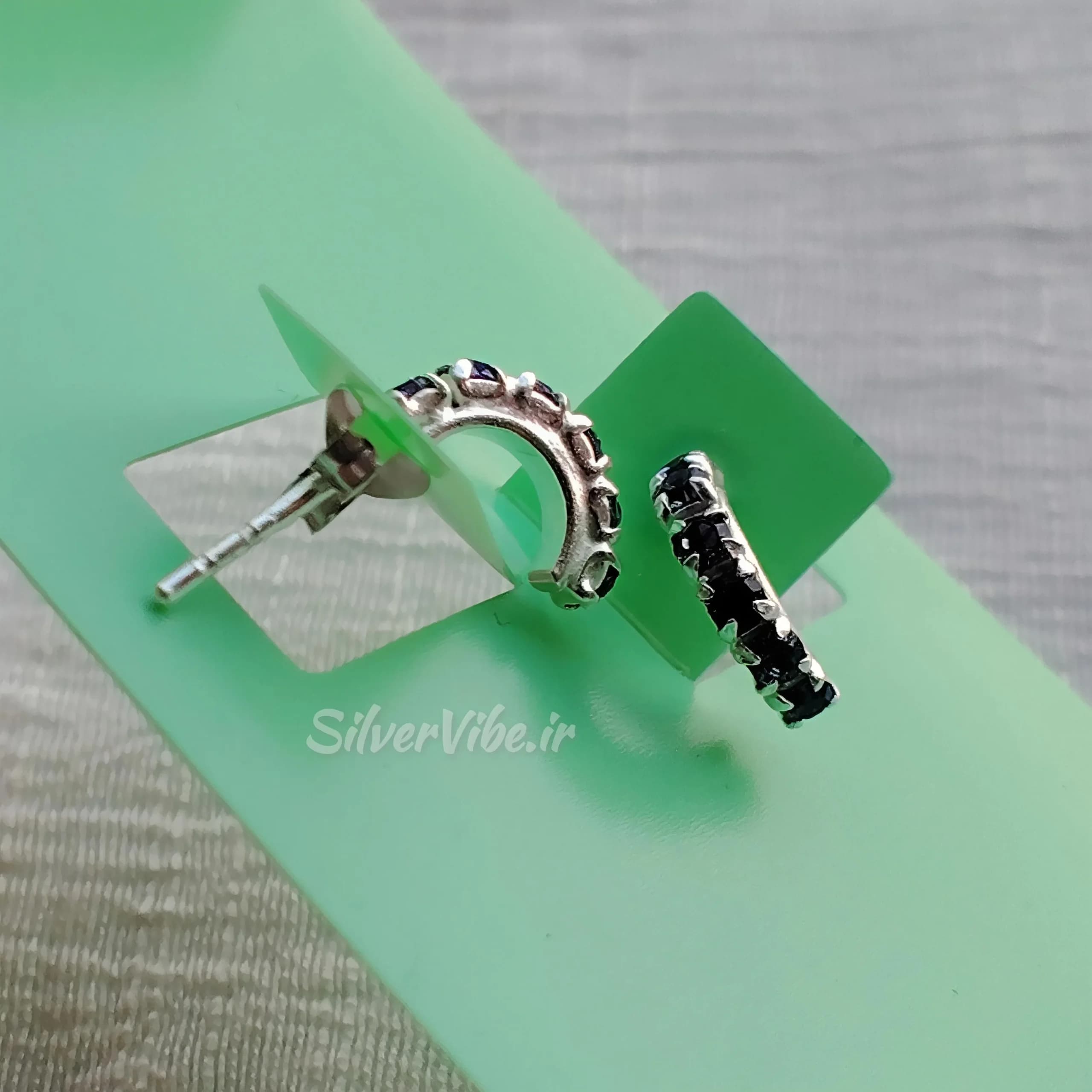 گوشواره نقره زنانه نگین بنفش طرح نیم دایره – 0.82 گرم — تصویر ۳