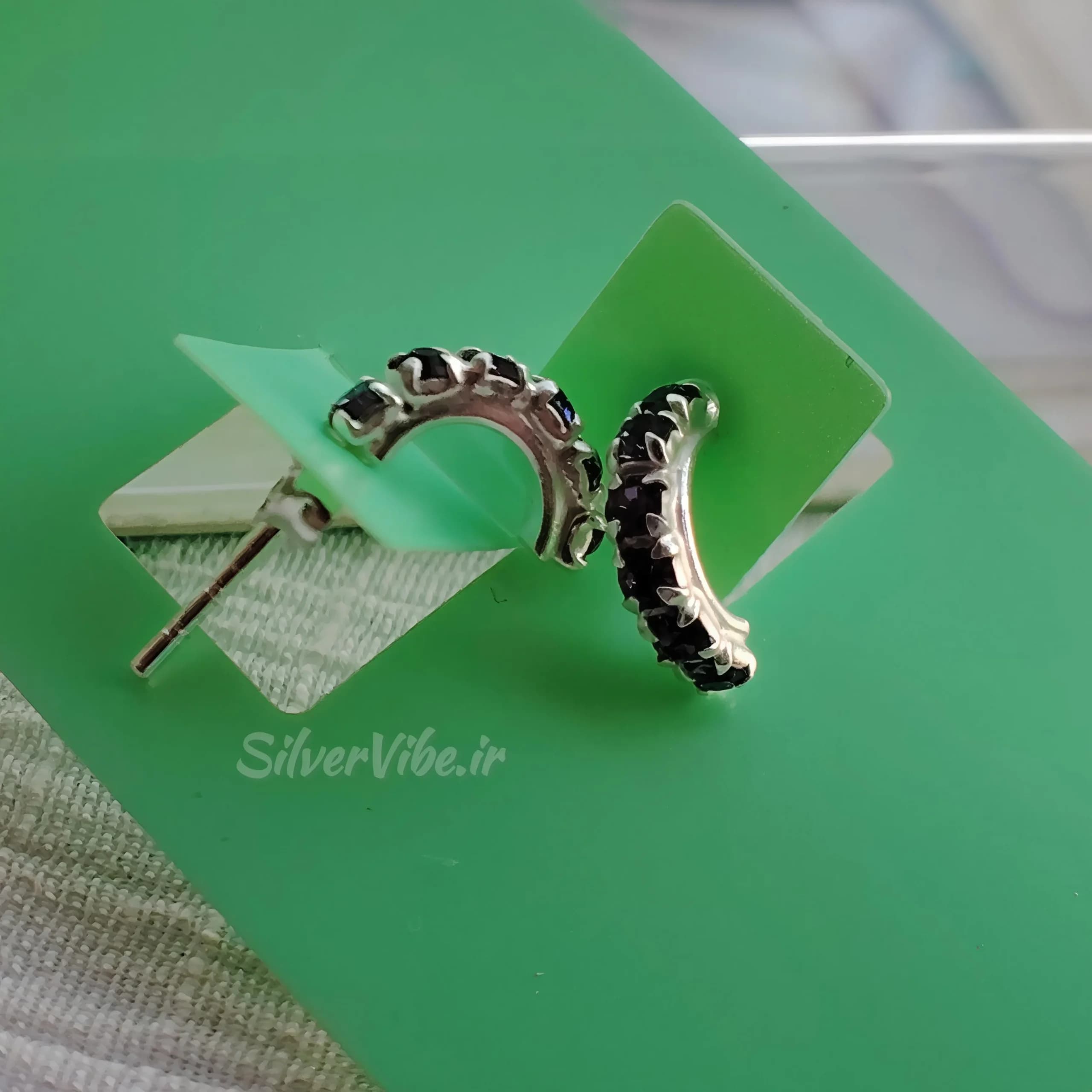 گوشواره نقره زنانه نگین بنفش طرح نیم دایره – 0.82 گرم — تصویر ۴